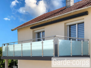 Garde-corps extérieur en verre opale installé sur une terrasse de maison.