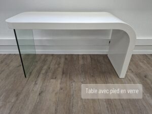 Table contemporaine avec pied en verre transparent.