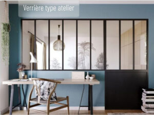 Verrière intérieure vitrée avec structure noire séparant les espaces tout en laissant passer la lumière.