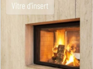Vitre d’insert de cheminée intégrée dans un habillage en pierre.